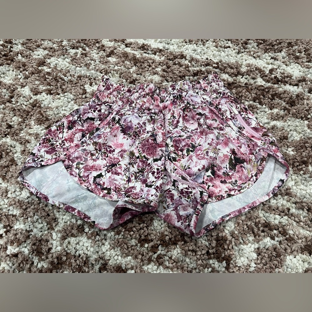 Perfect condition, Lululemon track that short 3” size 4